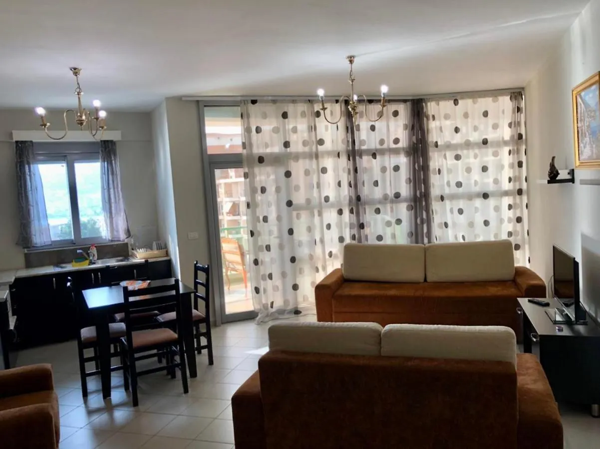 דירה סרנדה Lorenso Guest House אלבניה