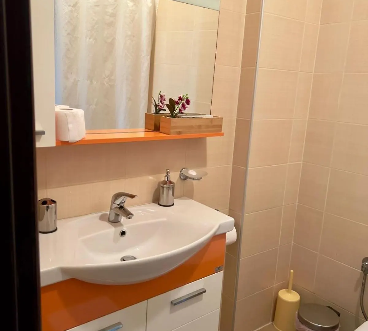 סרנדה Lorenso Guest House אלבניה
