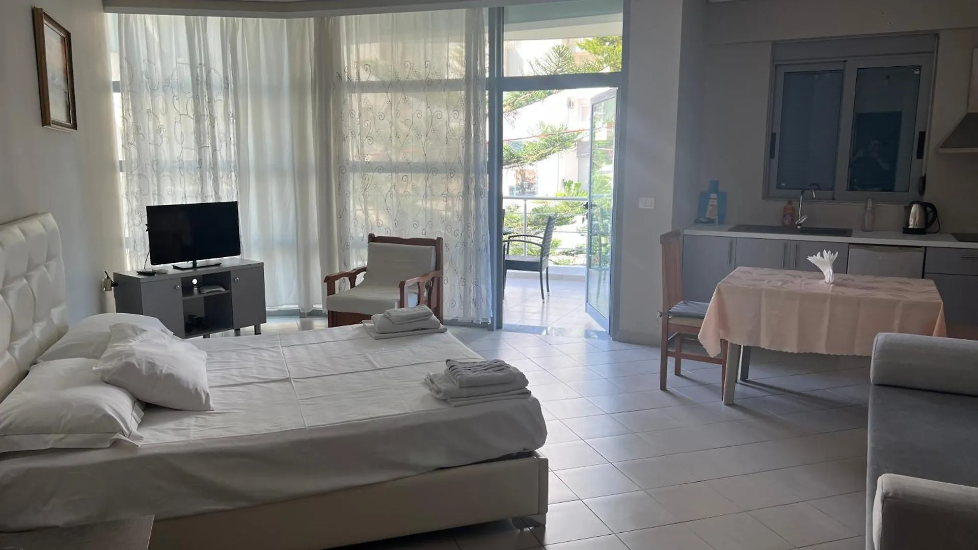Lorenso Guest House Sarande 0*,  Albania